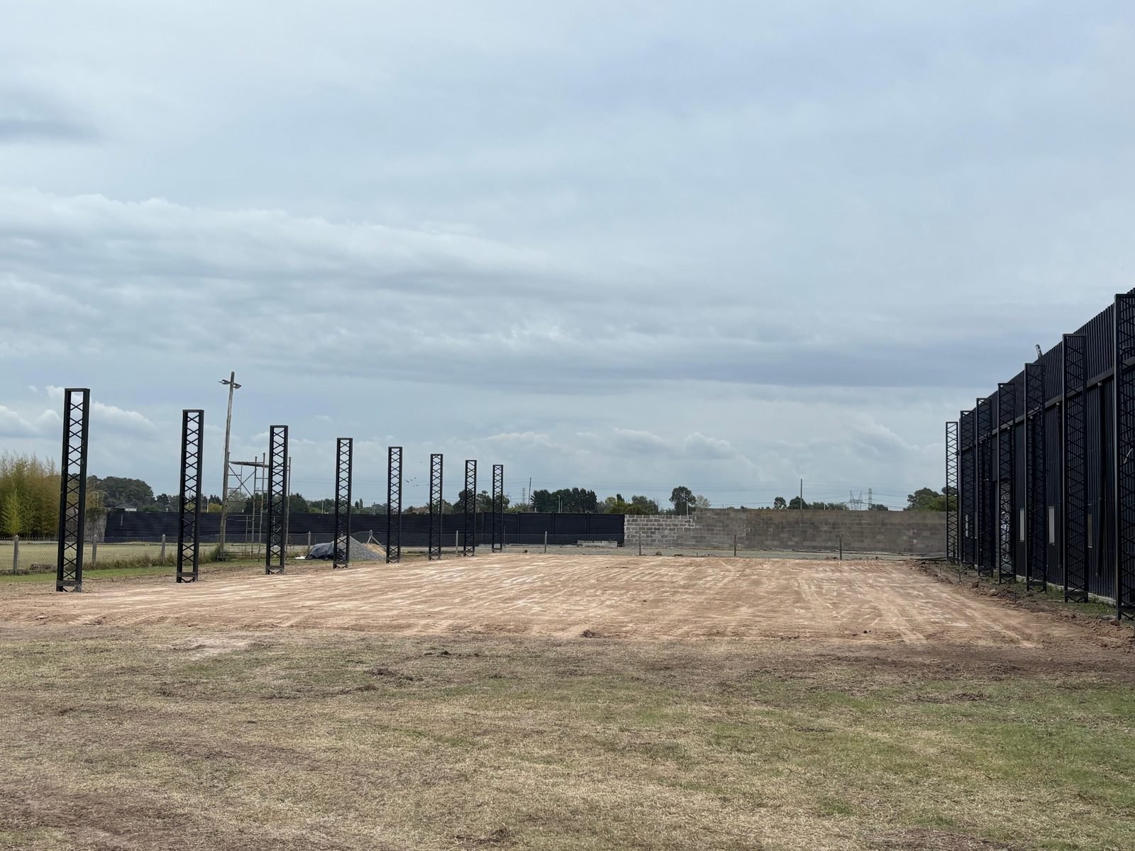 Terreno con columnas reticuladas montadas