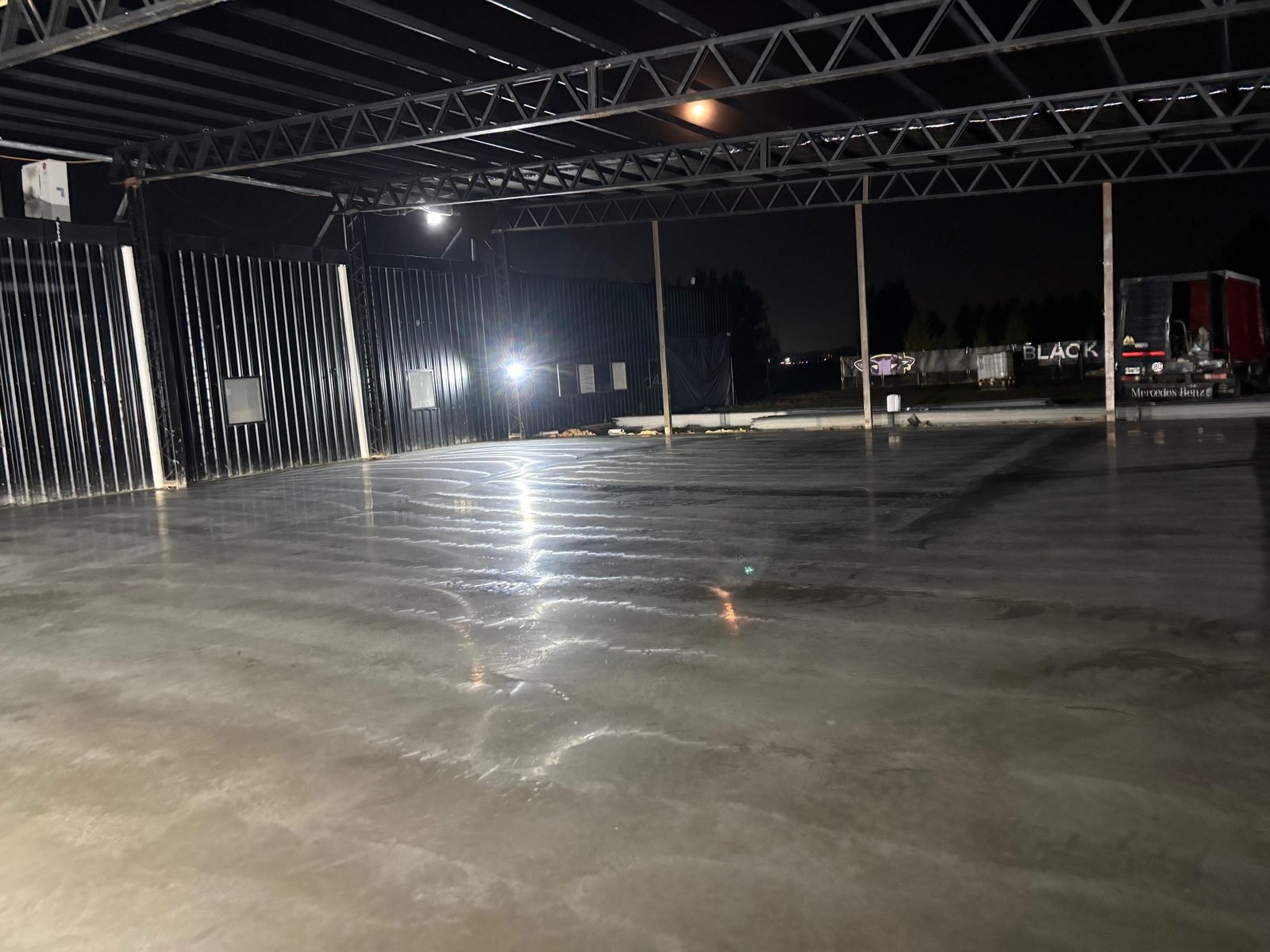 Colocación de estructura de techo con hormigonero