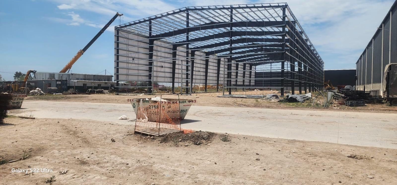 Montaje de estructura metálica de galpón con grúa