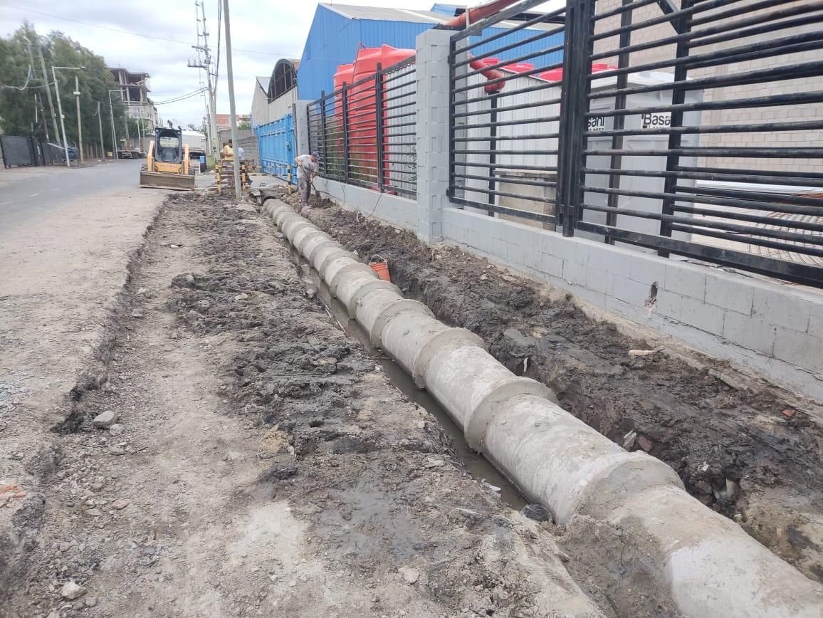 Colocación de caños de hormigón para desagüe pluvial