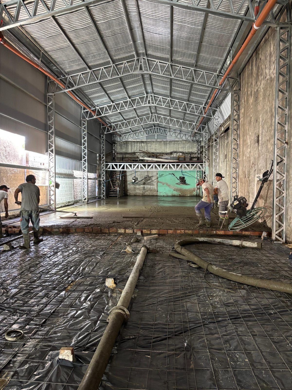 Nave con piso de hormigón terminado y curado