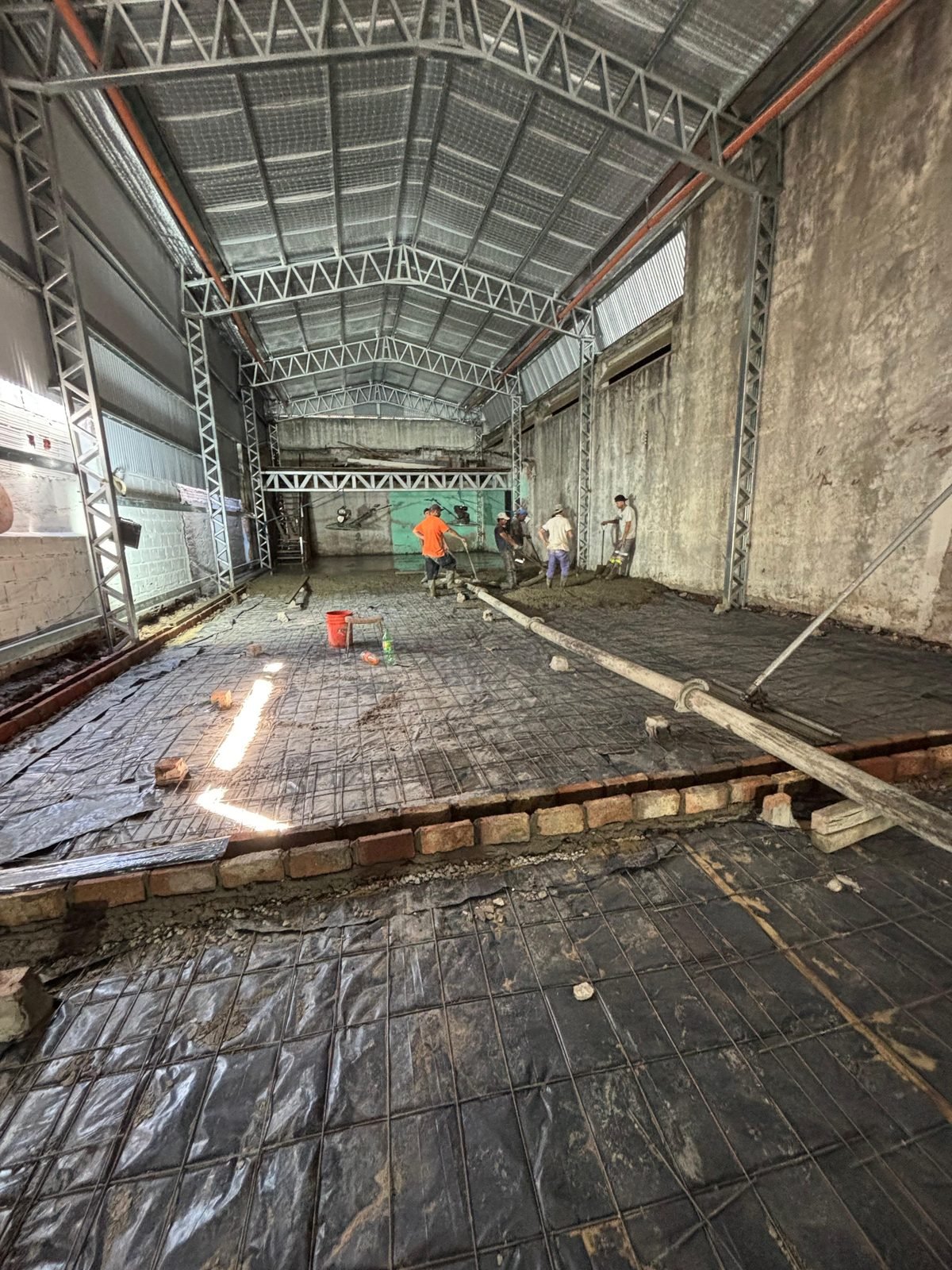 Llenado y llaneado del piso de hormigón