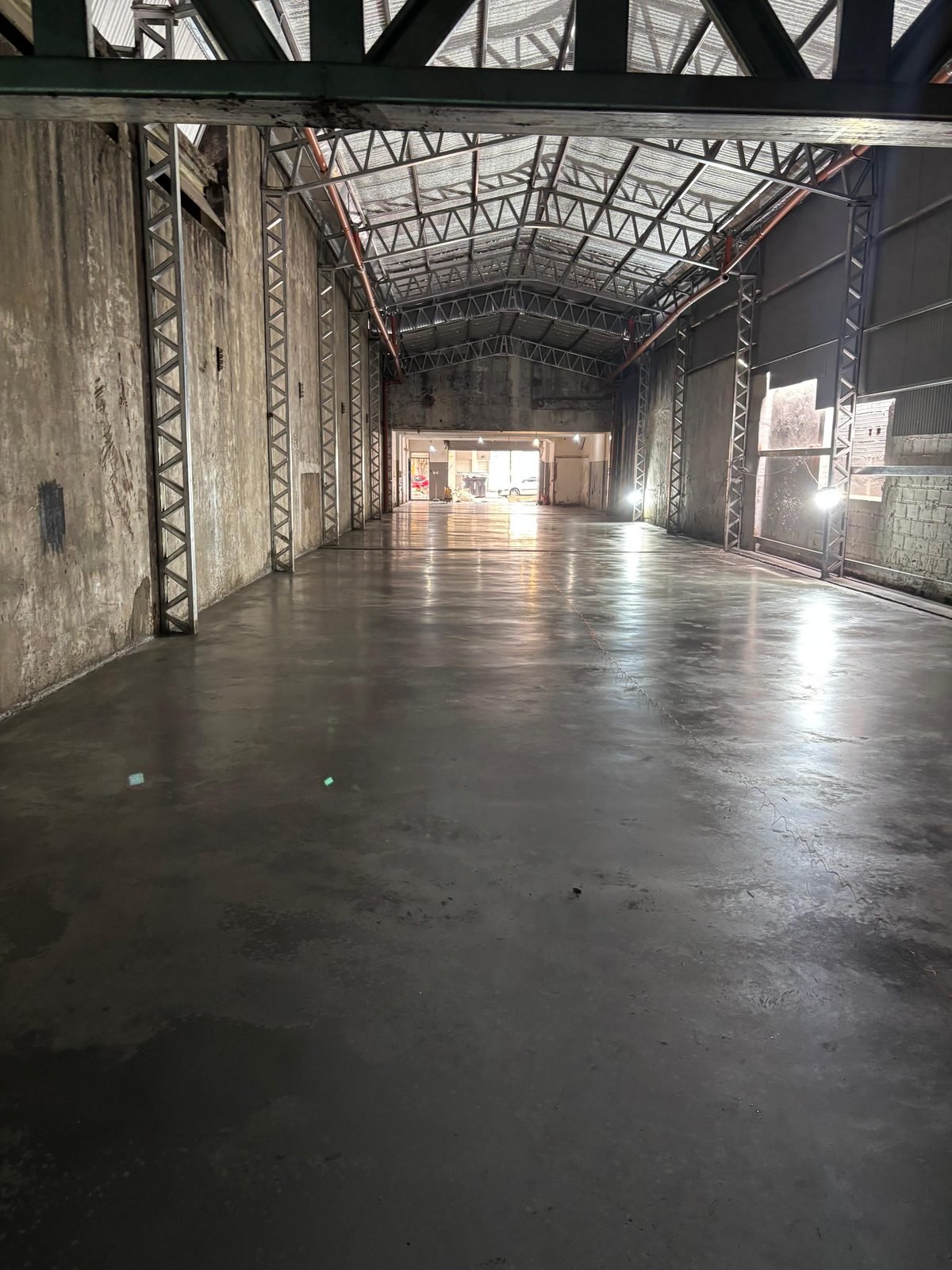 Colocación de malla de hierro sobre film para el piso